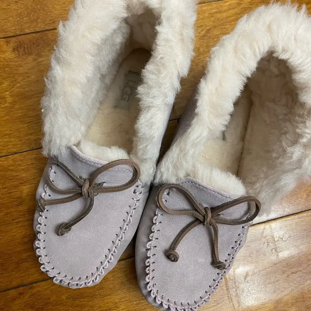 Light pink Ugg slippers in size 3